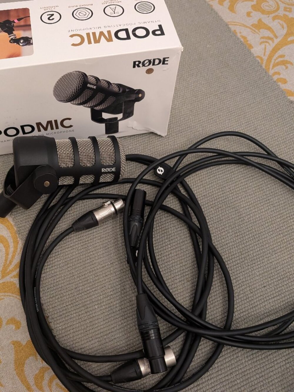 Røde PodMic + extra Gator XLR cable